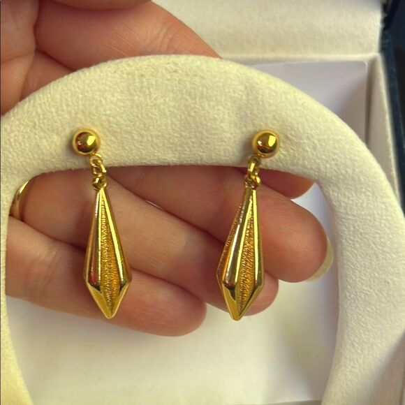 Vintage Avon Faux gold dangle pierced earrings. - Picture 1 of 3